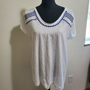Nwt white t-shirt with embroidery detail